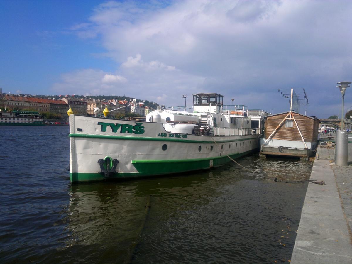 Kreuzfahrtschiff Tyrs in Prag (Vltava) am 26.9.2013.