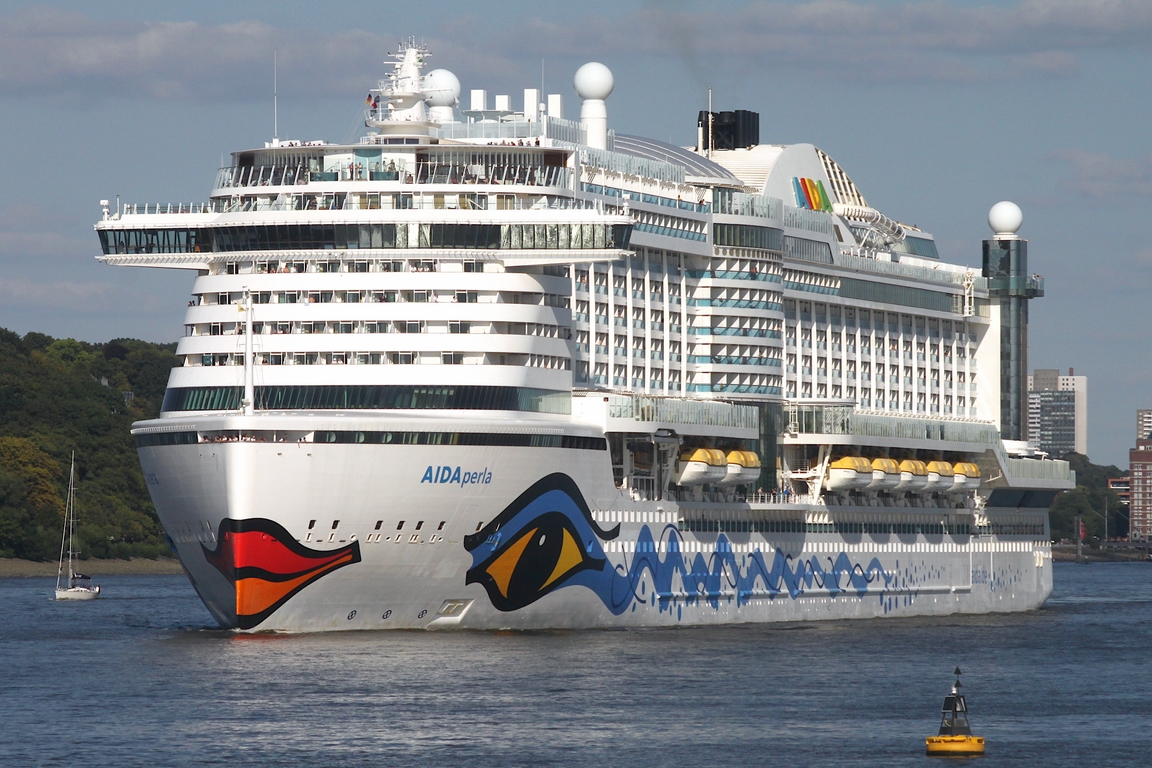 Kreuzfahrtschiffs AIDA PERLA (IMO 9636967); Eigner/Betreiber: AIDA; Datum: 08.08.2028; Aufnahmeort: Elbe/Hafen Hamburg, Deutschland. (weiterer Suchbegriff: AIDAperla )