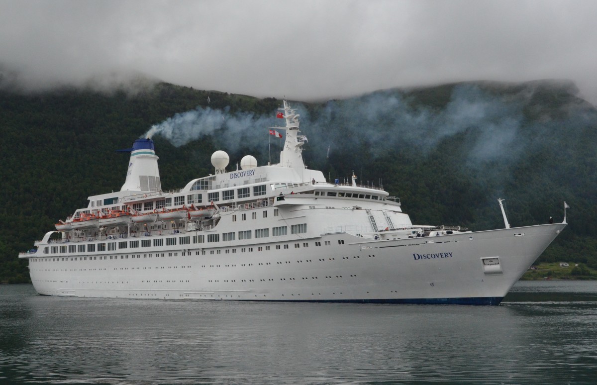 Kreuzfartschiff Discovery verlässt am 23.06.2014 Andalsnes.  Heimathafen: Hamilton. Der Stapellauf war 1971,  L; 168,73m, B; 24,60m,  Besatzung 317,  Passagiere 767. Ehemalige Schiffsnamen: Platinum, Hyundai Pungak, Island Princess, Island Venture.