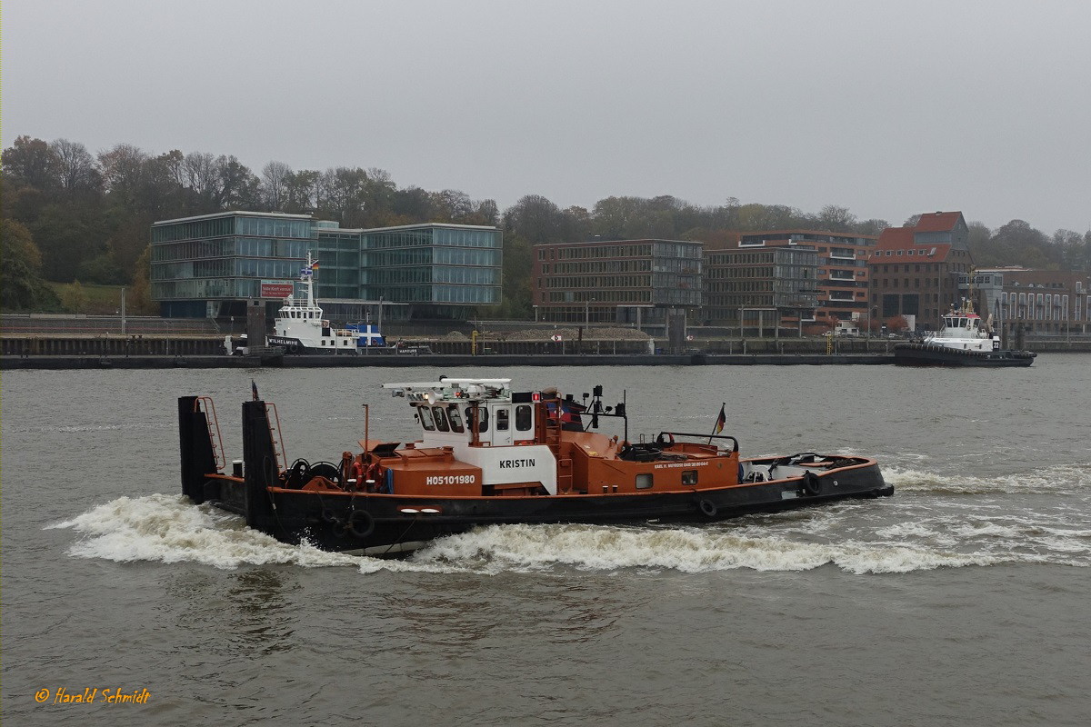 KRISTIN (ENI 05101980) am 11.11.2020, Hamburg, Elbe Höhe Neumühlen  / 

Ex-Name: STIER (A.u.H. Huntemann) 
Schubschlepper /  Lüa 24,31 m, B 5,74 m, Tg. 2,4 m / 625 kW (850 PS) / Pfahlzug: ca. 8 t / gebaut 1940 als Eisbrecher für den Mittellandkanal / Heimathafen: Hamburg, Flagge: Deutschland / Eigner: Meyrose, Hamburg / Fahrtgebiet: Zonen 2 + 3 + HH-Hafen
