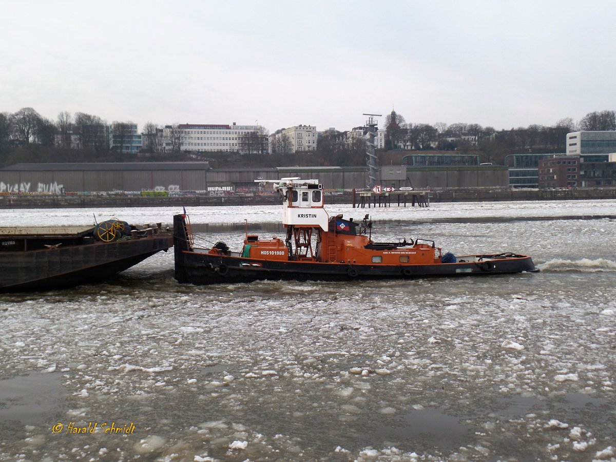 KRISTIN (ENI 05101980) am 6.3.2018, Hamburg, im Treibeis der Elbe Höhe Altona / 
Ex-Name: STIER (A.u.H. Huntemann) /

Schubschlepper /  Lüa 24,31 m, B 5,74 m, Tg. 2,4 m / 625 kW (850 PS) / Pfahlzug: ca. 8 t / gebaut 1940 als Eisbrecher für den Mittellandkanal / Heimathafen: Hamburg, Flagge: Deutschland / Eigner: Meyrose, Hamburg / Fahrtgebiet: Zonen 2 + 3 + HH-Hafen