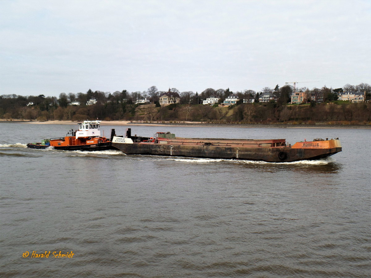 KRISTIN (ENI 05101980) mit Klappschute FORELLE am 16.3.2017, Hamburg, Elbe Höhe Övelgönne / Ex-Name: STIER (A.u.H. Huntemann) Schubschlepper / / Lüa 24,31 m, B 5,74 m, Tg. 2,4 m / 625 kW (850 PS) / Pfahlzug: ca. 8 t / gebaut 1940 als Eisbrecher für den Mittellandkanal / Heimathafen: Hamburg, Flagge: Deutschland / Eigner: Meyrose, Hamburg / Fahrtgebiet: Zonen 2 + 3 + HH-Hafen