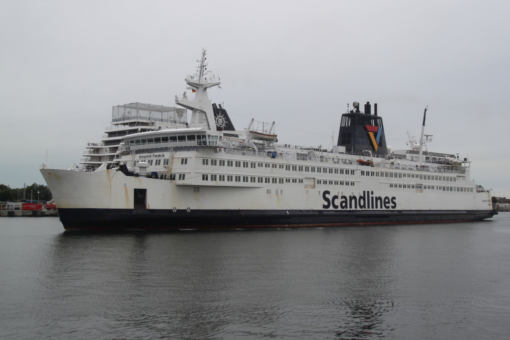 Kronprins Frederik auf dem Weg von Gedser nach Rostock-Seehafen beim Einlaufen im Hafen von Warnemnde.19.07.2015