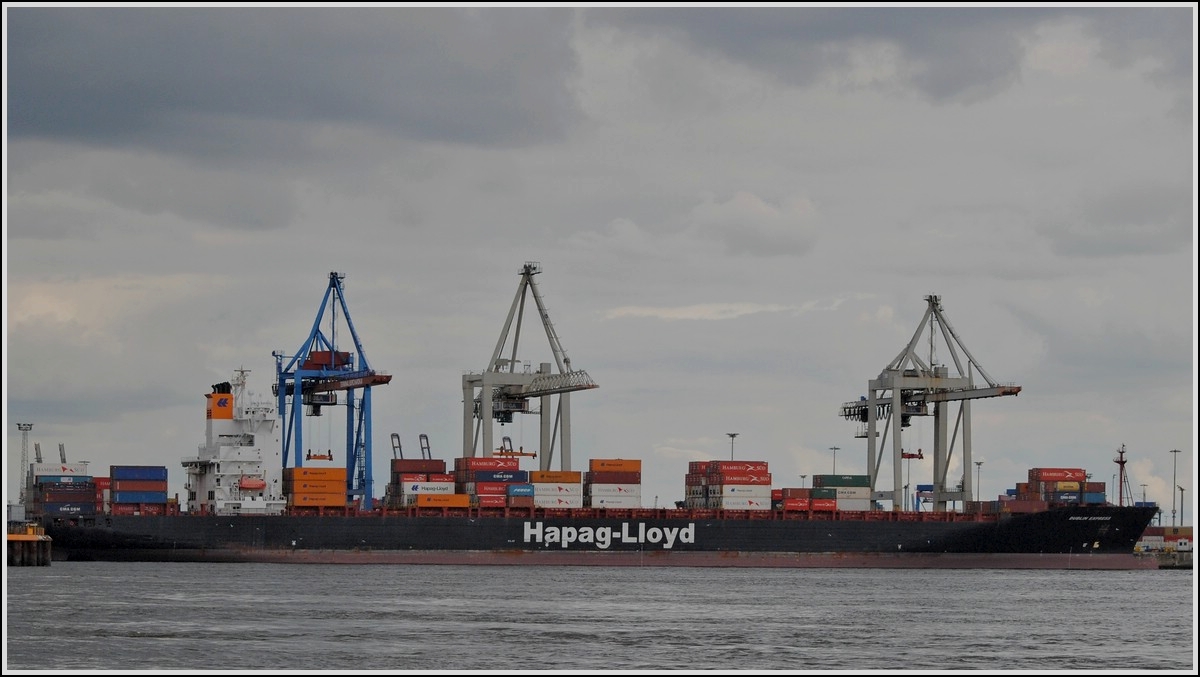 Khlcontainer Frachter „DUBLIN EXPRESS“, Flagge Deutschland, Bj 2002,IMO Nr. 9232577, L 281 m, B 32 m, Geschw. 21 kn, Leistung 24500 KW, TEU 4121, Heimathafen Hamburg, Bauwerft:Daewoo Shipbuilding & Marine Engineering, Goeje, Sdkorea.  21.09.2013