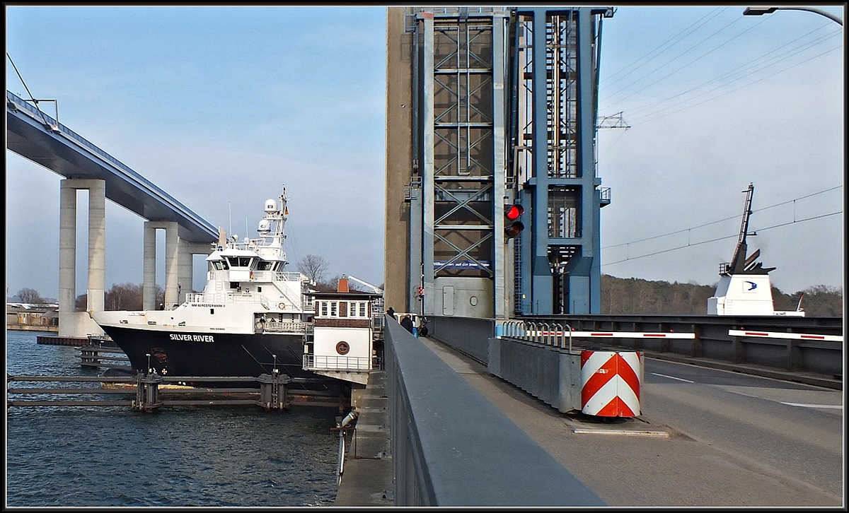 Kühlschiff  Silver River  IMO 9359650 quert die geklappte Ziegelgrabenbrücke in Stralsund. am 04.03.14