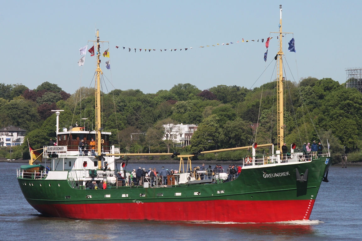 K�mo GREUNDIEK (IMO 5148998); Datum: 08.05.2026; Aufnahmeort: Elbe/Hafen Hamburg, Deutschland. Das Bild entstand anl�sslich der Einlaufparade zum 837. Hafengeburtstag. 