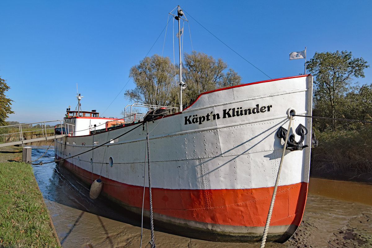 Küstenmotorschiff KÄPT´N KLÜNDER im Dornbuscher Schleusenfleth unweit Wischhafen an der Elbe. Gebaut als Besan-Schut 1907 bei D.W. Kremer & Sohn in Elmshorn. In Auftrag gegeben von Johann Heinrich Bröhan, Schiffer aus Estebrügge, getauft auf den Namen Marie Bröhan. Von 1907 bis 1975 verschiedene Eigner im Alten Land, Hamburg, Husum und Dornbusch. 1957 bei Eimers in Wischhafen höher gebaut, 1965 Einbau der 3. Maschine. Seit 1975 zunächst als Frachtschiff, später als Privatfahrzeug in Fahrt für Karl Meyer, Wischhafen. Neuer Name KÄPT´N KLÜNDER, Heimathafen Hamburg, später Dornbusch. Neuer Eigner seit 2010 ist der Verein zur Erhaltung von KÄPT´N KLÜNDER