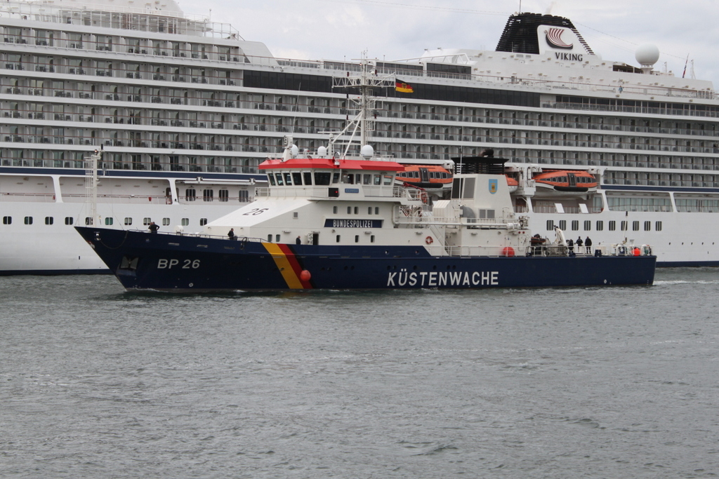 Küstenwachschiff BP 26 Eschwege auf ihrem Seeweg von Neustadt nach Rostock beim Einlaufen in Warnemünde.