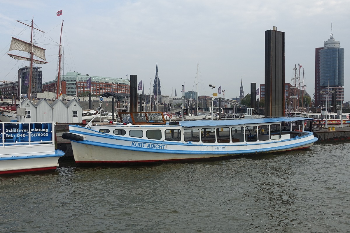 KURT ABICHT (ENI 05113260) am 13.10.2019, Hamburg, Elbe, Liegeplatz Überseebrücke / 

Hafenrundfahrtbarkasse / Lüa 18,7 m, B 4,5 m, Tg 1,7 m / 1 Diesel, 136 kW (185 PS) / zugelassen für 60 Fahrgäste / gebaut 1943 bei Bonné, Hamburg / Eigner: Rainer Abicht Elbreederei Hamburg / Flagge: D, Heimathafen: Hamburg /
