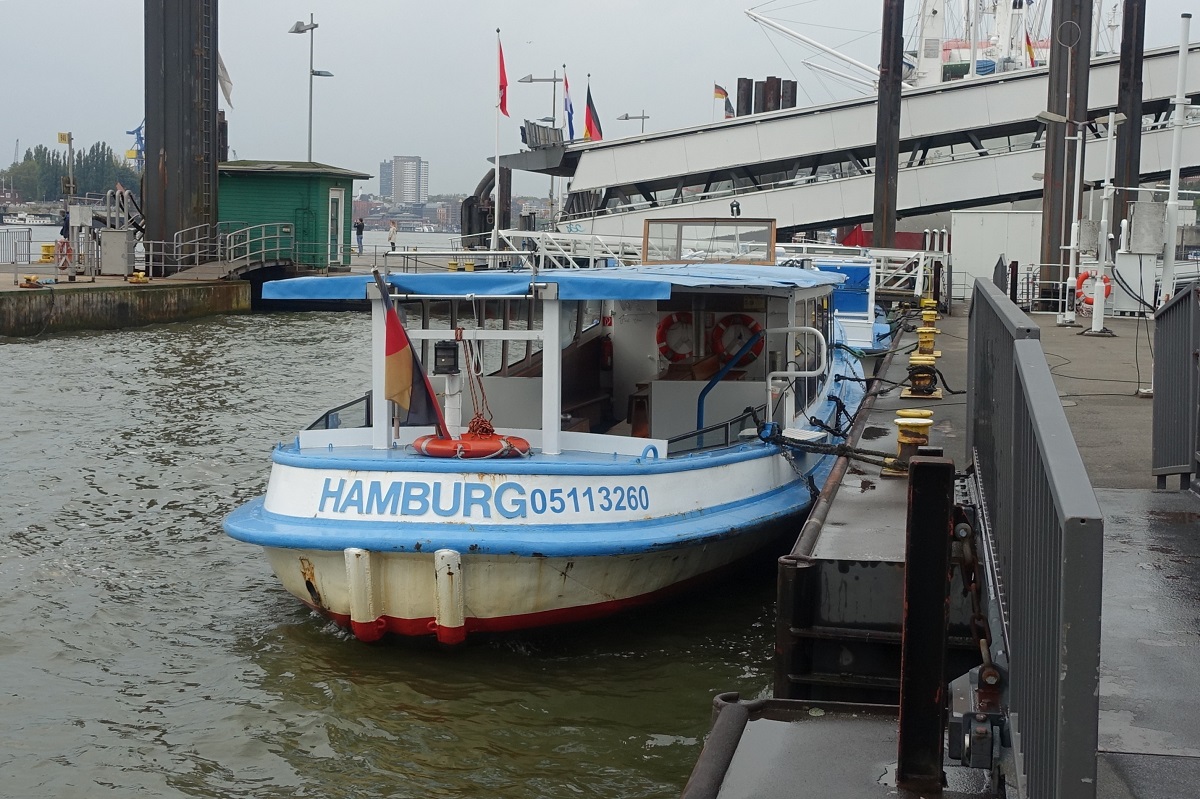 KURT ABICHT (ENI 05113260) am 13.10.2019, Hamburg, Elbe, Liegeplatz Überseebrücke / 

Hafenrundfahrtbarkasse / Lüa 18,7 m, B 4,5 m, Tg 1,7 m / 1 Diesel, 136 kW (185 PS) / zugelassen für 60 Fahrgäste / gebaut 1943 bei Bonné, Hamburg / Eigner: Rainer Abicht Elbreederei Hamburg / Flagge: D, Heimathafen: Hamburg /
