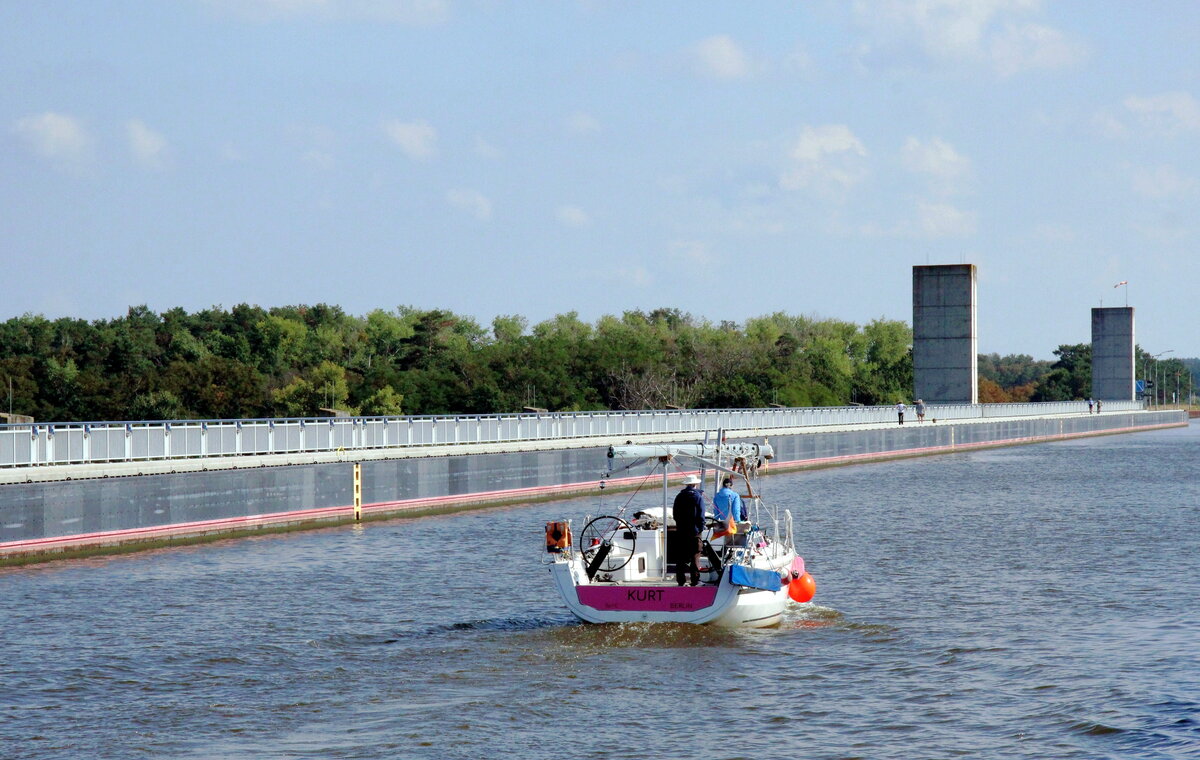 KURT  aus Berlin fuhr am 14.09.2021 mit Motorkraft auf der Trogbrücke / MITTELLANDKANAL  gen Osten / Berlin. 