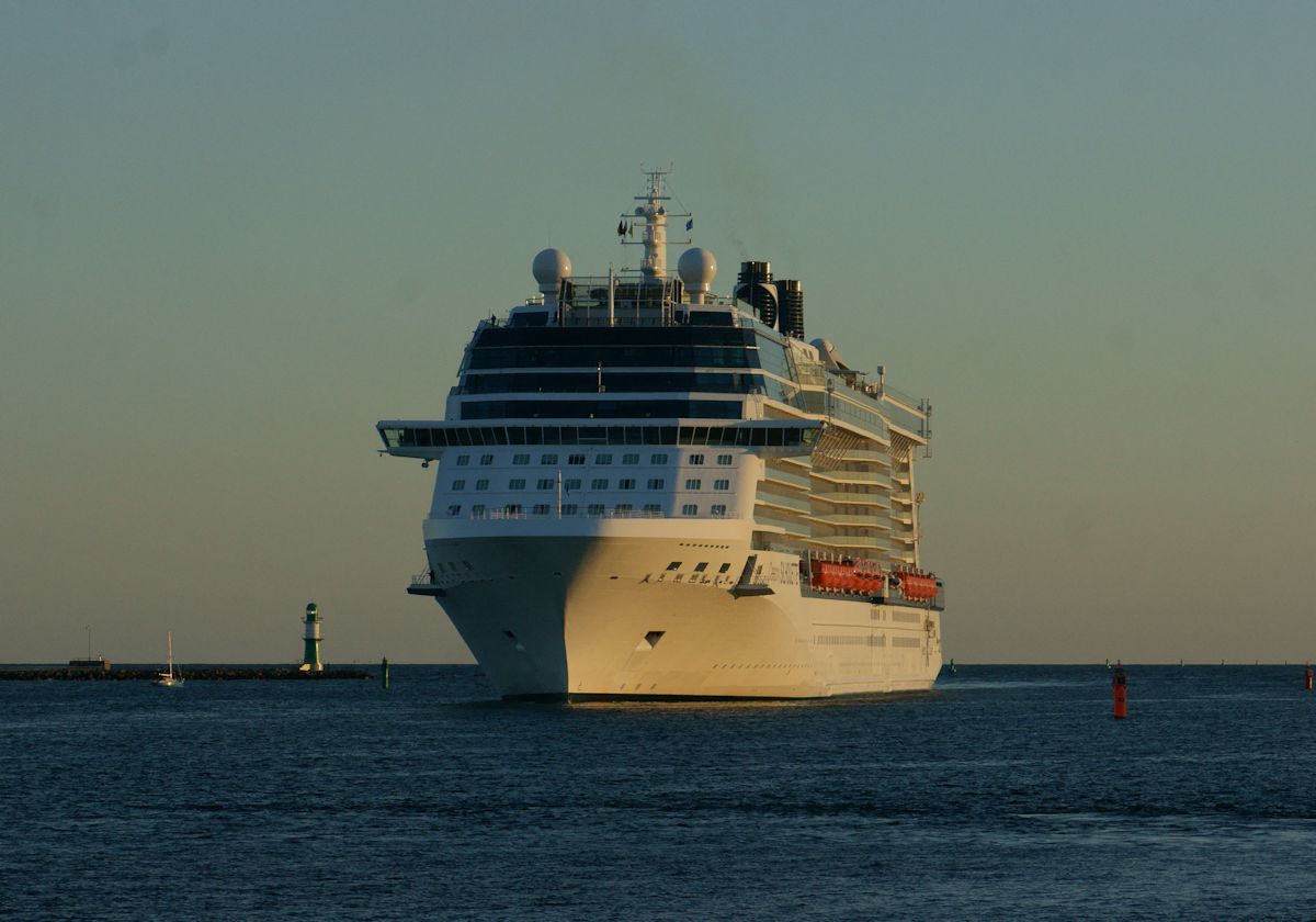 Kurz nach 5 Uhr erreicht die Celebrity Silhouette von Kopenhagen am 11.06.2016 die Warnowmündung mit dem Westmolenfeuer, welches um diese Zeit noch leuchtet.  