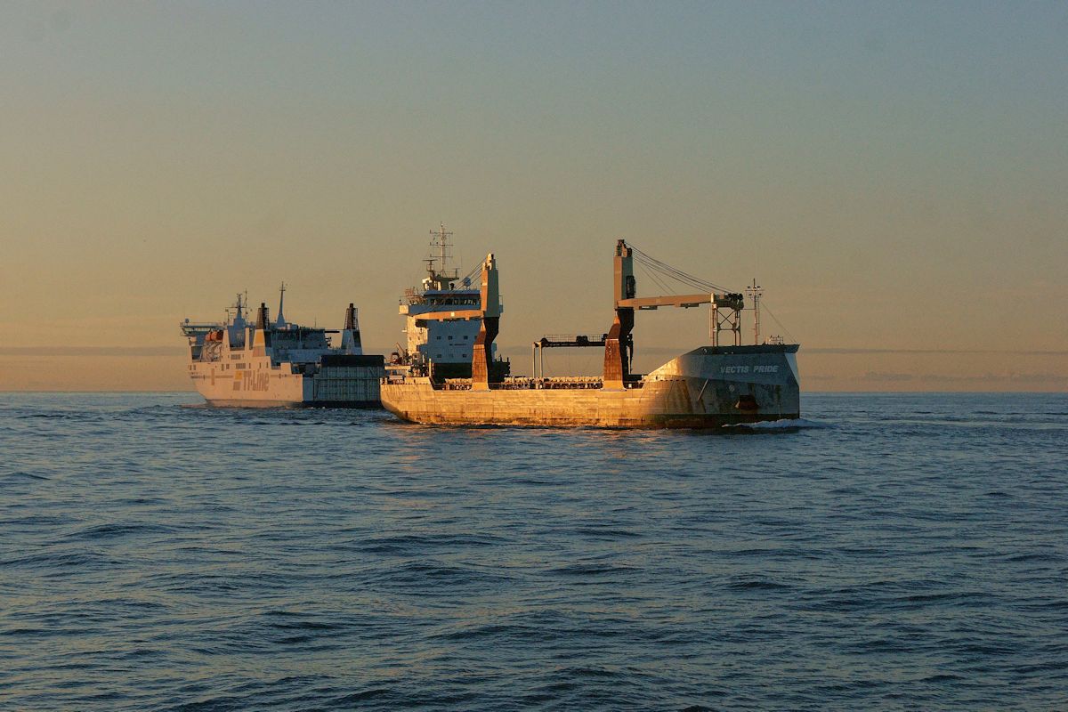 Kurz nach der Ausfahrt aus dem Seekanal Warnemünde ist die Fähre Robin Hood auf dem Weg von Rostock nach Trelleborg am Abend des 18.06.2016 dem Stückgutfrachter Vectis Pride begegnet, der den Rostocker Hafen  ansteuert.