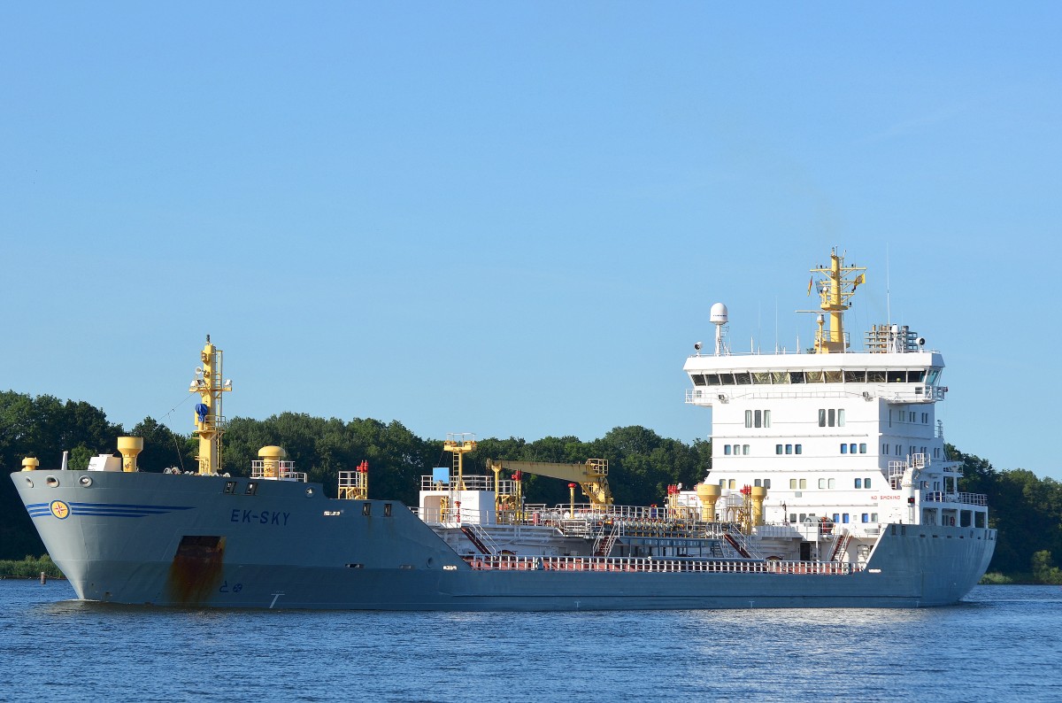 Kurz nach der Ekfjord erwischte ich am 09.08.15 im Nord-Ostsee-Kanal bei Rade auch das Schwesterschiff Ek Sky IMO-Nummer:9164512 Flagge:Norwegen Länge:134.0m Breite:21.0m Baujahr:1999 Bauwerft:Jiangnan Shipyard Group,Shanghai China. 