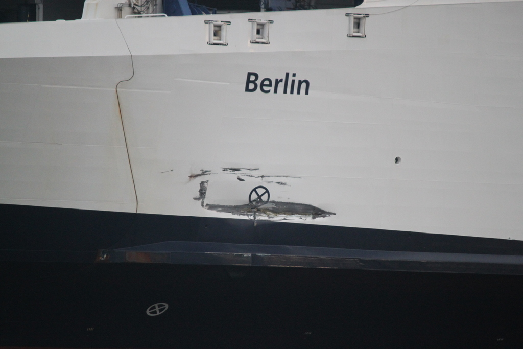 Kurz nach der Kollision mit dem Frachter war der Schaden an der Scandlines Fähre Berlin in Warnemünde zusehen.01.11.2019