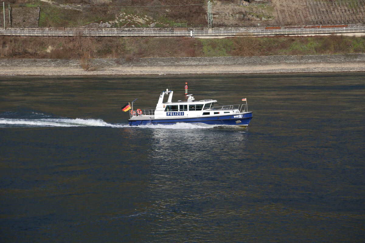 Kurz vor Oberwesel hat hier das Polizeiboot WSP 1 am 28.2.2023 auf dem Rhein gewendet und ist nun wieder in Richtung Koblenz stromab unterwegs.