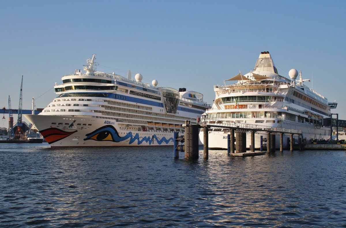 Kussmundtreffen in Kiel, AIDAvita kam am Morgen des 7.5.2016 mittels einer 10-tägigen Überführung aus Hamburg, während sie schon fest am Ostseekai liegt, ist AIDAluna noch im Manöver.