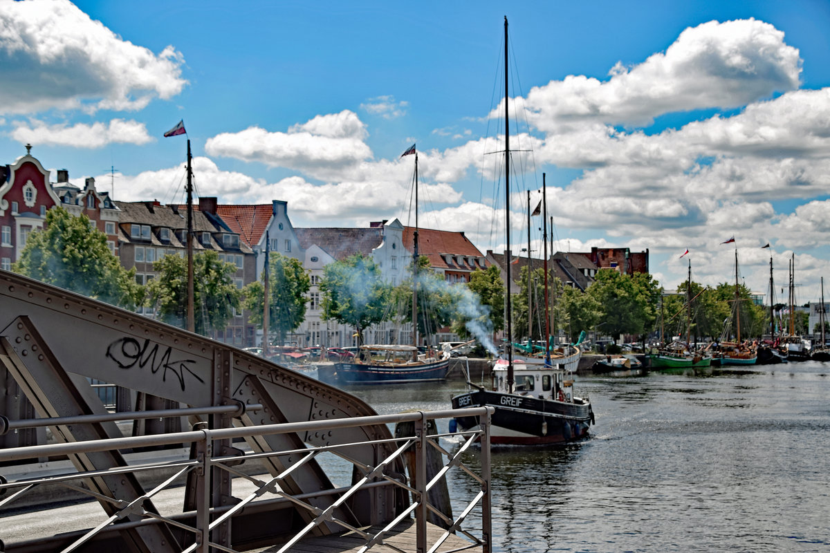 Kutter GREIF nimmt Fahrt auf, um die Lübecker Drehbrücke zu passieren. Aufnahme vom 17.06.2017
