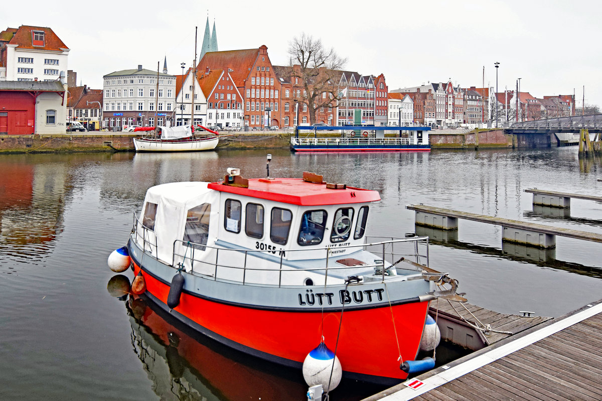 Kutter LÜTT BUTT der  Segel- und Motorbootschule Lübecker Bucht  am 23.03.2021 in Lübeck. Das Ausbildungsschiff ist 9,50 Meter lang und wurde 1989 gebaut. 