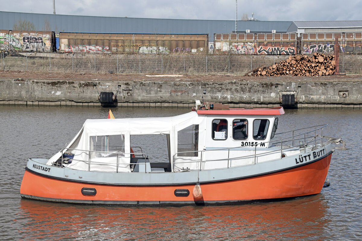 Kutter LÜTT BUTT der  Segel- und Motorbootschule Lübecker Bucht  am 09.04.2022 in Lübeck. Das Ausbildungsschiff ist 9,50 Meter lang und wurde 1989 gebaut