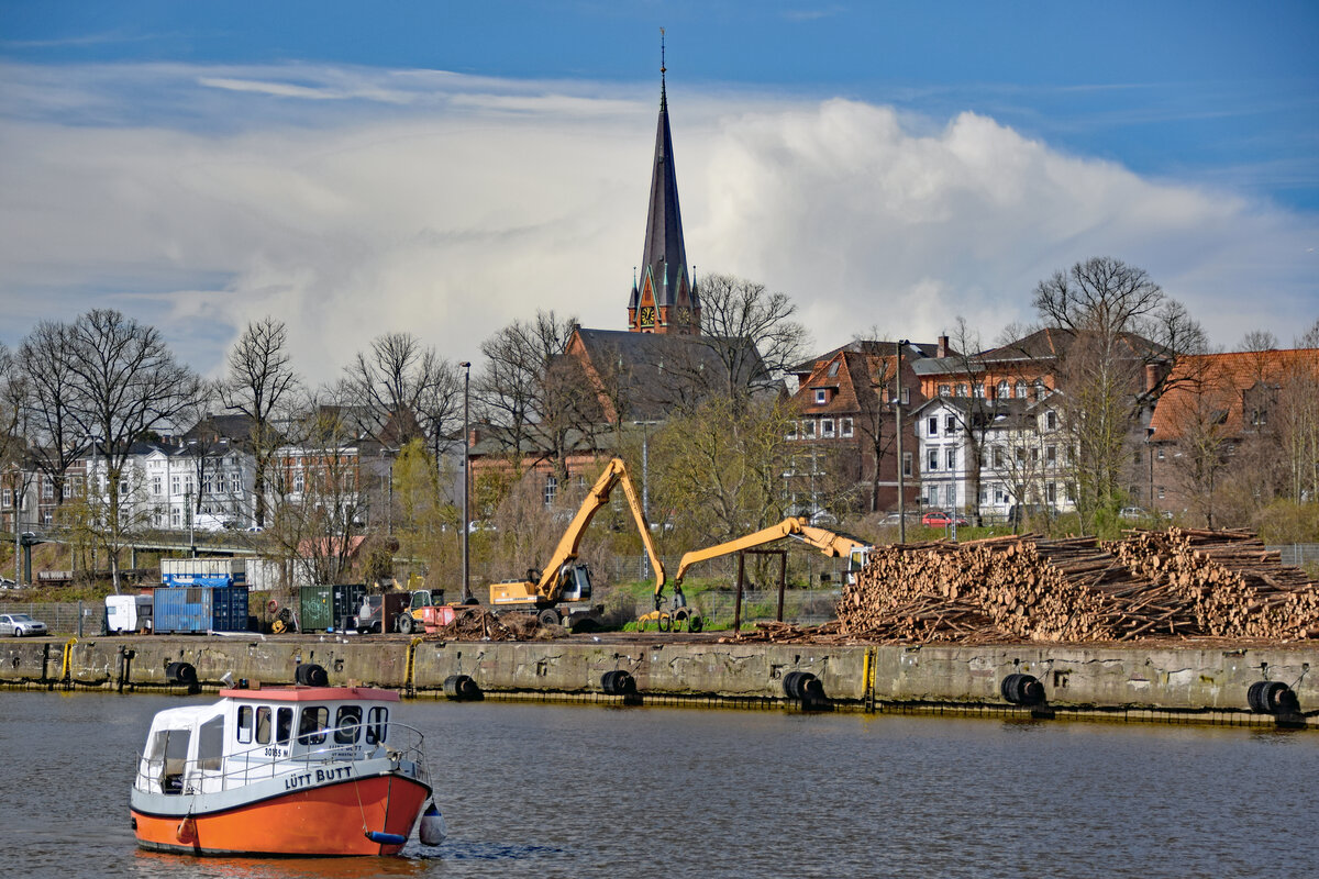 Kutter LÜTT BUTT der  Segel- und Motorbootschule Lübecker Bucht  am 09.04.2022 in Lübeck. Das Ausbildungsschiff ist 9,50 Meter lang und wurde 1989 gebaut