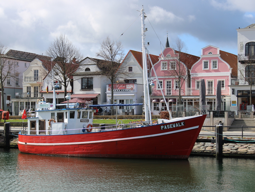 Kutter PASEWALK am 06.04.2021 in Warnemünde.