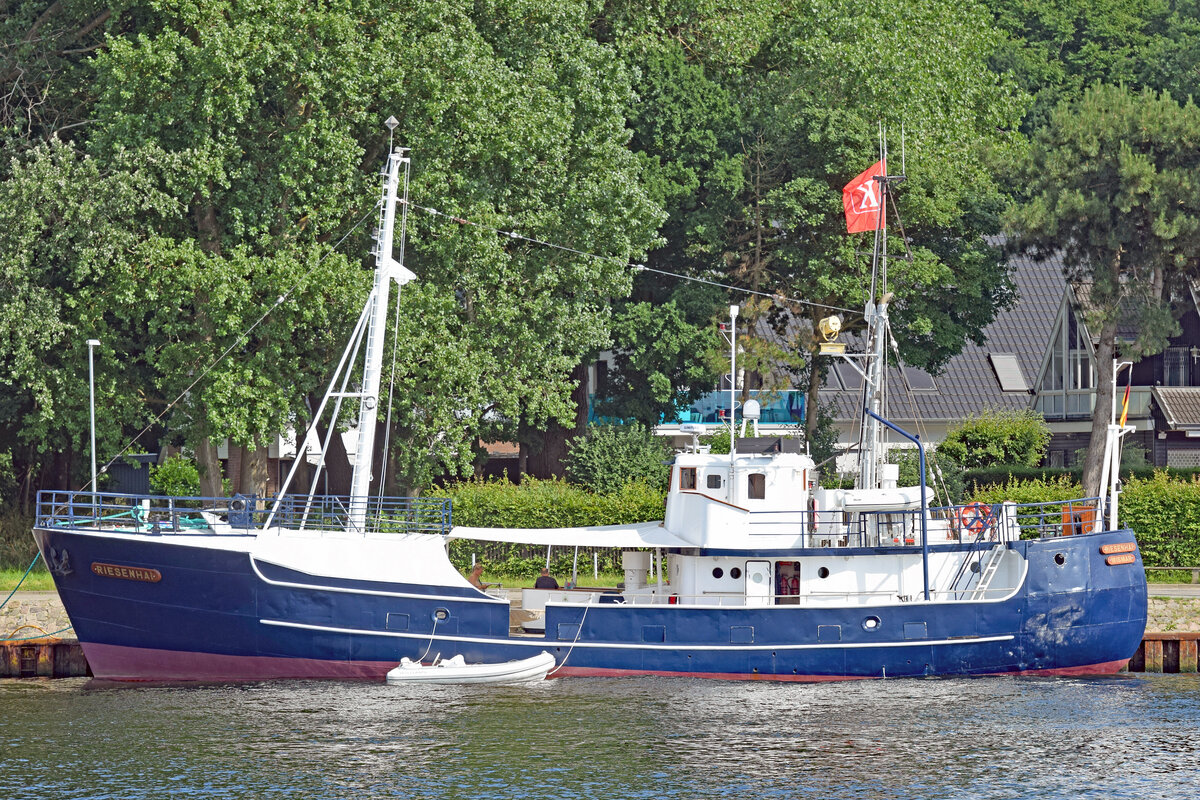 Kutter RIESENHAI (ex SAS 319, Außerdienststellung im Jahr 2003 als Fischereifahrzeug) am 7.7.2021 im Hafen von Lübeck-Travemünde. 26,45 m Länge, Breite: 6,70 m