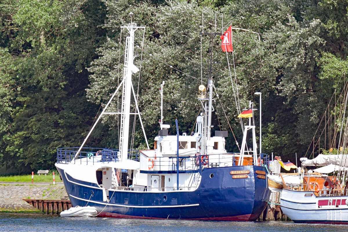 Kutter RIESENHAI (ex SAS 319, Außerdienststellung im Jahr 2003 als Fischereifahrzeug) am 7.7.2021 im Hafen von Lübeck-Travemünde. 26,45 m Länge, Breite: 6,70 m