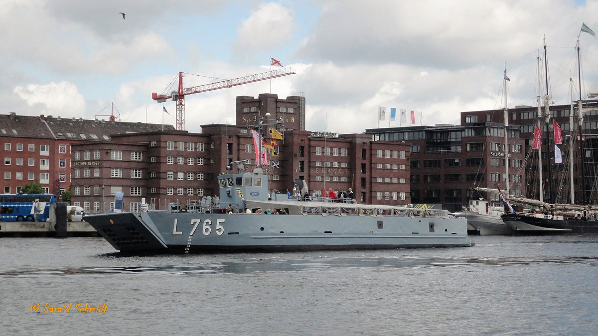 L 765 SCHLEI am 19.6.2012, Kieler Hafen  /
Mehrzwecklandungsboot, Klasse 520 / Lüa 40,04 m, B 8,8 m, Tg 2,01 m / 2 Diesel, ges. 752 kW, 1020 PS, 2 Festpropeller, 10,5 kn, später reduziert auf 10 kn  / gebaut 1964 bei HDW, Hamburg /
