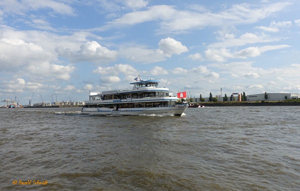 LA PALOMA (ENI 04811010) am 7.9.2020, Hamburg, Elbe Höhe Landungsbrücken /
Ex-Name: ANJA /
Fahrgastschiff / Lüa 45,0 m, B 10,8 m, Tg 1,3 m / max. 400 Pass. / 2 Volvo-Penta-Diesel  D13B-N, ges. 662 kW (900 PS), 2 Schottelpropeller, 1 Bugstrahlruder, Schottel Pump-Jet 110 kW (150 PS) / gebaut 2013 bei LUX-Werft, Niederkassel Mondorf / Eigner: Rainer Abicht Elbreederei, Flagge: D, Heimathafen: Hamburg /
