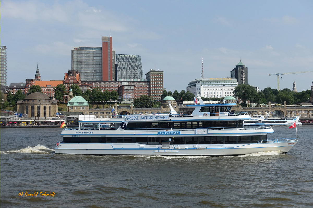 LA PALOMA (ENI 04811010) am 16.7.2021, Hamburg, Elbe Höhe Landungsbrücken /
Ex-Name: ANJA /
Fahrgastschiff / Lüa 45,0 m, B 10,8 m, Tg 1,3 m / max. 400 Pass. / 2 Volvo-Penta-Diesel  D13B-N, ges. 662 kW (900 PS), 2 Schottelpropeller, 1 Bugstrahlruder, Schottel Pump-Jet 110 kW (150 PS) / gebaut 2013 bei LUX-Werft, Niederkassel Mondorf / Eigner: Rainer Abicht Elbreederei, Flagge: D, Heimathafen: Hamburg /
