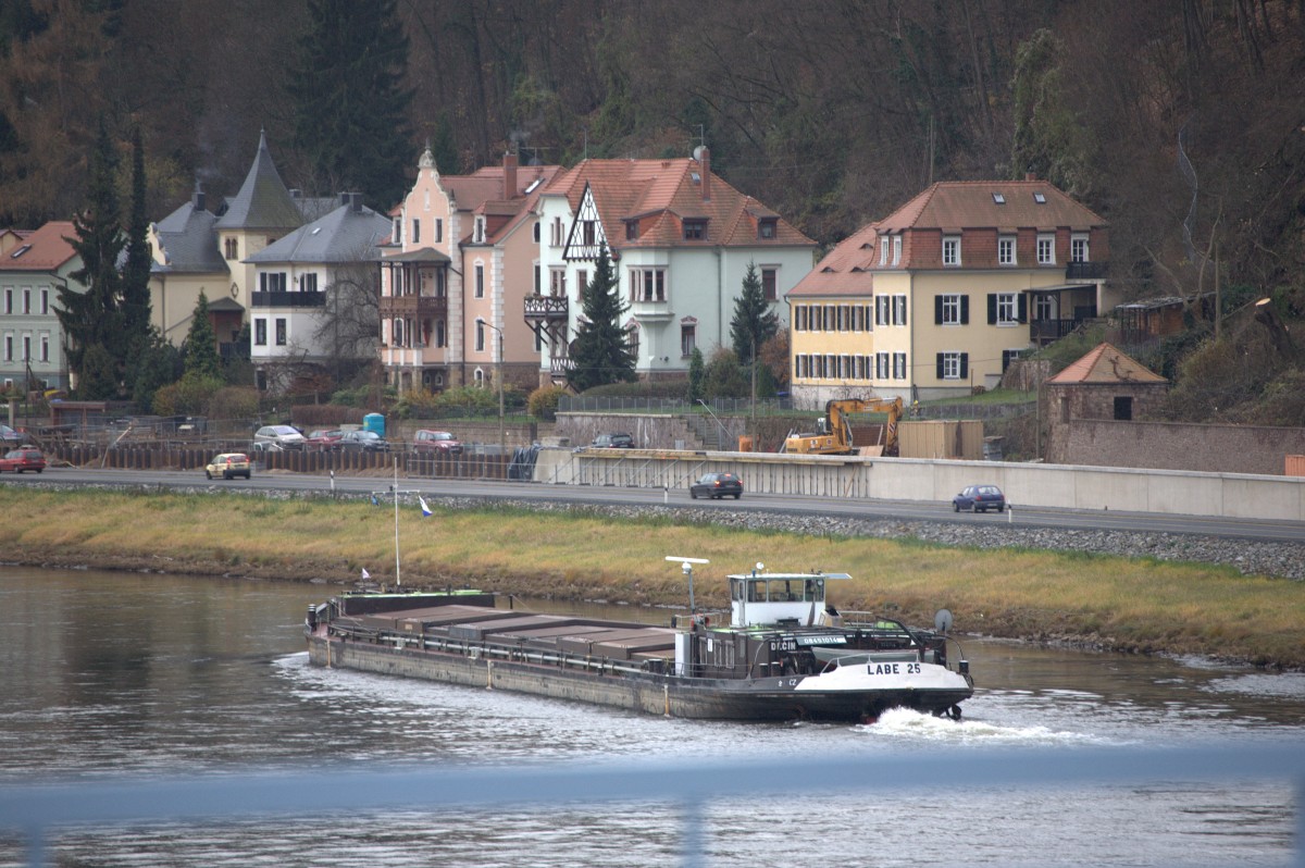 Labe 25 , stromauffahrend , nach dem Durchqueren der Eisenbahnbrücke Meißen.
01.12.2013 14:48 Uhr.