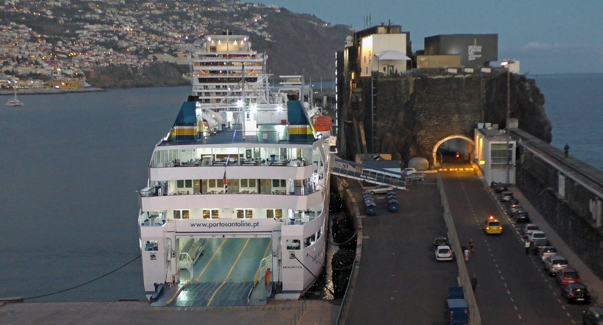 LABO MARINHO am Abend des 7.2.2017 im Hafen von Funchal/Madeira. Im Hintergrund ist die AIDAsol zu sehen.