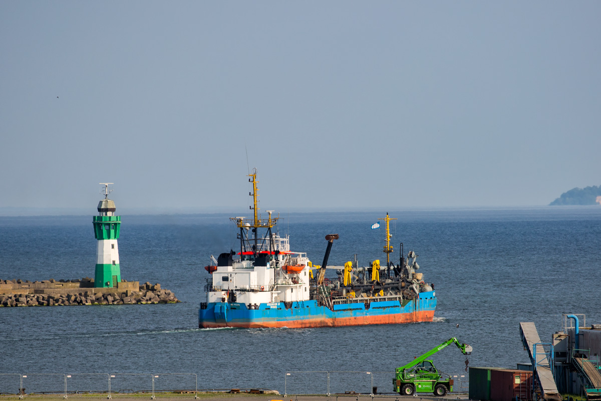 Laderaumsaugbagger Hegemann 4 (IMO 8121044) am Leuchtturm Sassnitz Mukran. - 28.05.2017