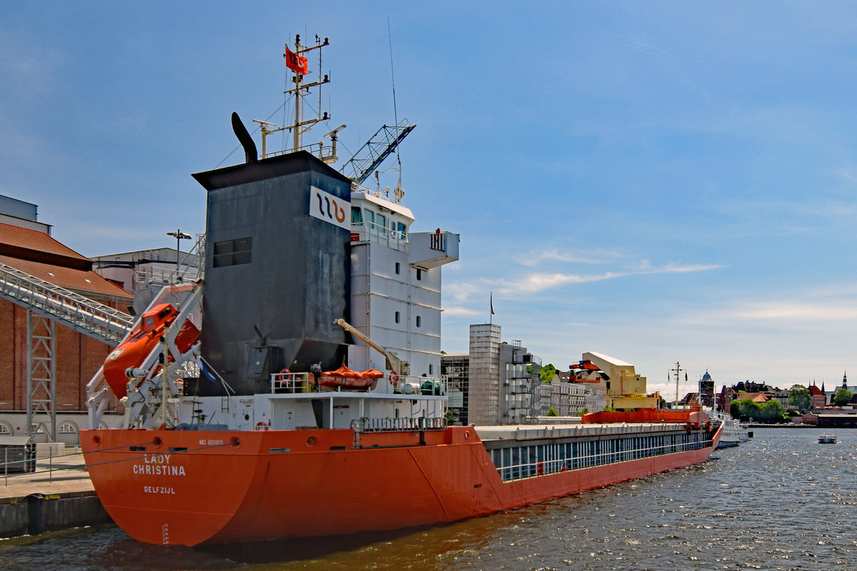 LADY CHRISTINA (IMO: 9201815, MMSI: 244003000) am 31.5.2020 im Hafen von Lübeck. Das 108,5 Meter lange Schiff hat Hafer aus Finnland für die Firma BRÜGGEN gebracht.