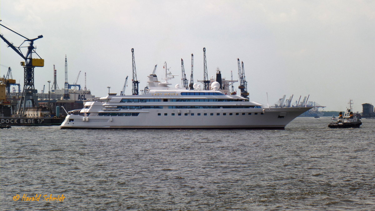 LADY MOURA (IMO 1002380) am 23.5.2017 beim Ausdocken, Blohm + Voss Dock 10 /
Luxusyacht / BRZ 6.359 / Lüa 104,85 m, B 18,5 m, Tg 5,5 m / / 2 Diesel, KHD TBD 510B V12, ges. 10.242 kW (13.925 PS), 2 Verstellpropeller, 22 kn  / gebaut 1990 bei Blohm + Voss / Flagge: Mahamas, Heimathafen: Nassau /
