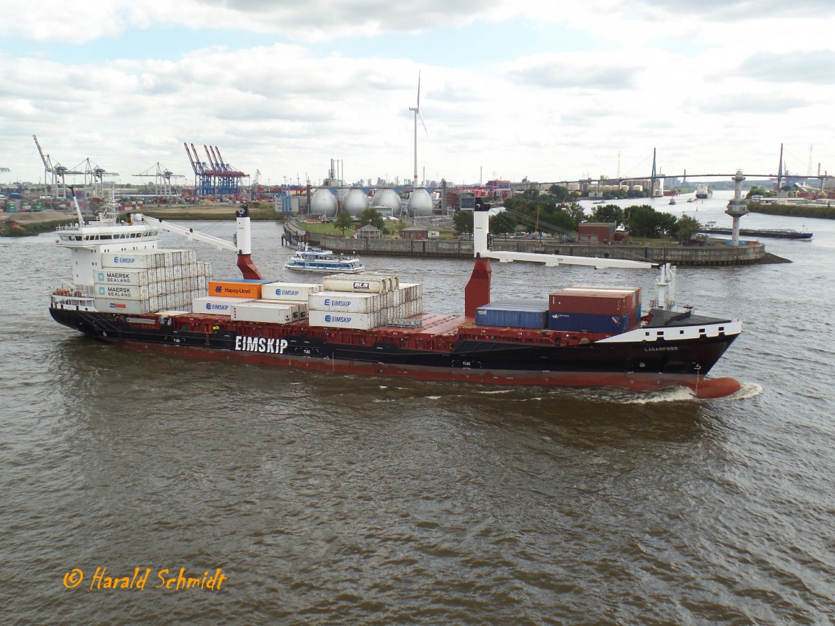 LAGARFOSS (IMO 9641314) am 26.8.2014, Hamburg auslaufend, Elbe Höhe Köhlbrand /
Feederschiff / BRZ 10.106 / Lüa 140,7 m, B 23,2 m, Tg 8,7 m / 875 TEU / 1 Diesel, MaK 9M43C, 9.000 kW, 12.236 PS, 18,3 kn / 05.2013 bei shen fei ship building, Rongsheng, China / Eigner: Eimskip, Reykjavik, Island / Flagge: Antigua, Heimathafen: Saint John´s /

