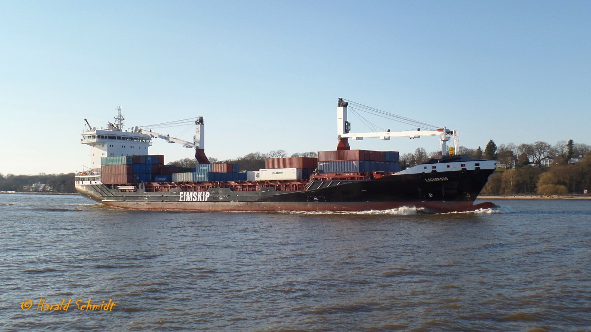 LAGARFOSS (IMO 9641314) am 6.4.2015, Hamburg einlaufend, Elbe Höhe Bubendeyufer /
Feederschiff / BRZ 10.106 / Lüa 140,7 m, B 23,2 m, Tg 8,3 m / 1 Diesel , MaK 9M43C  9000 kW, 12.240 PS, 18 kn / ges. 875 TEU, 230 Reefer / gebaut 2014 bei Shen Fei Shipbuilding, Rongcheng, China / Eigner + Manager: Eimskip, Reykjavik, Island / Flagge: Antigua & Barbuda, Heimathafen: St. John's /
