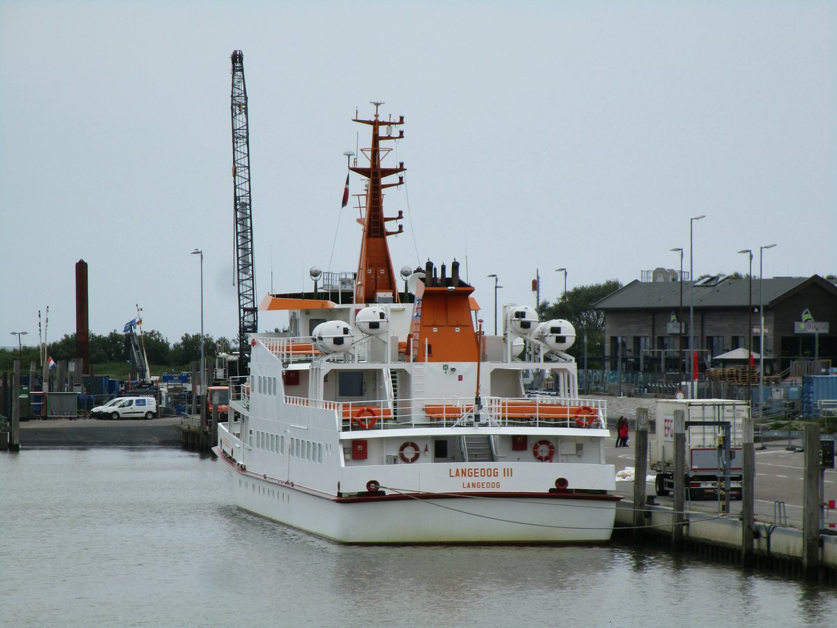 LANGEOOG III  (IMO 7811135 , 45,88 x 10,6m) lag am 10.06.2020 im Hafen von Bensersiel. 