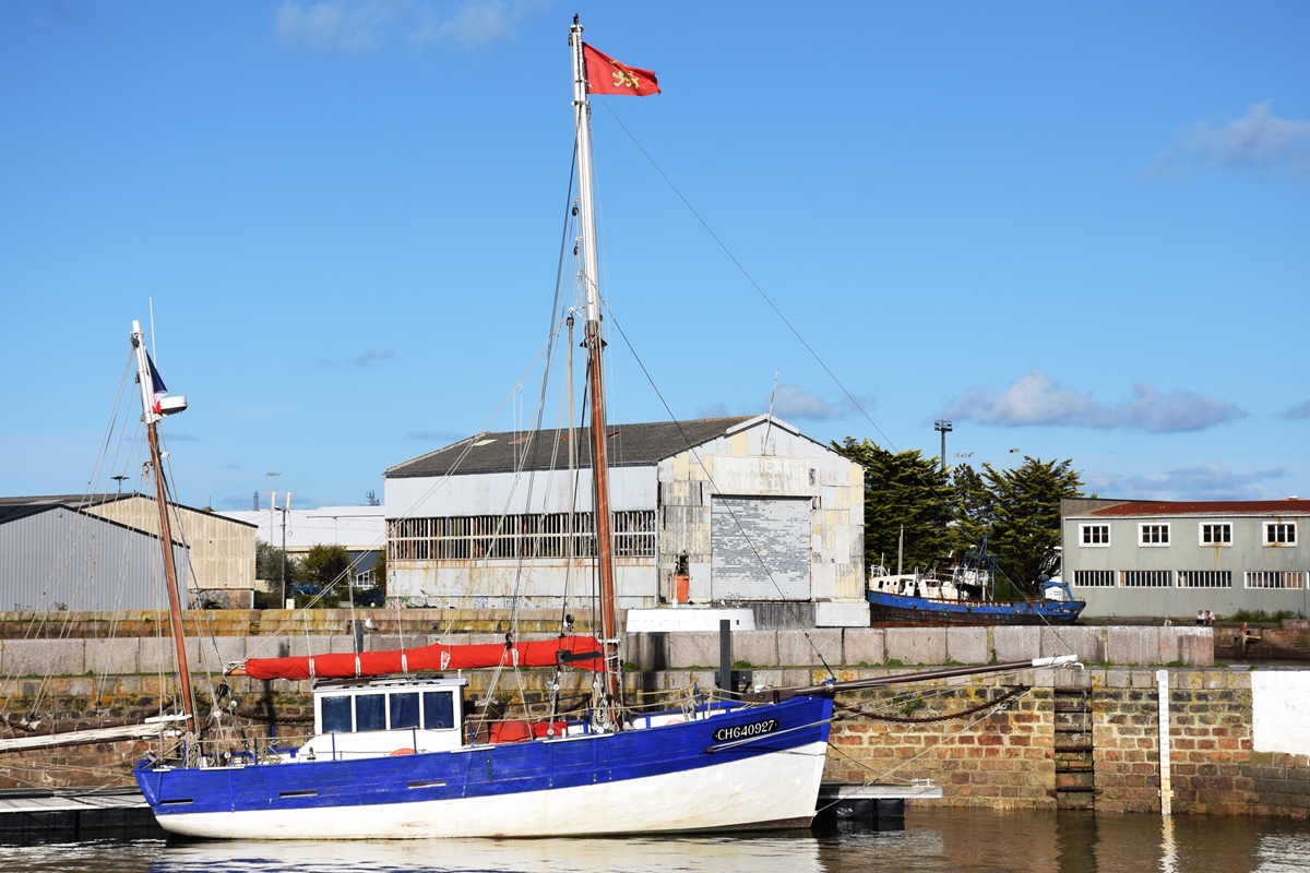 Langustenfischer (Dundée langoustier Camaret) CH.640927 « CROIX DU SUD III » (Bj. 1934) im Heimathafen Cherbourg (2017-09-15)