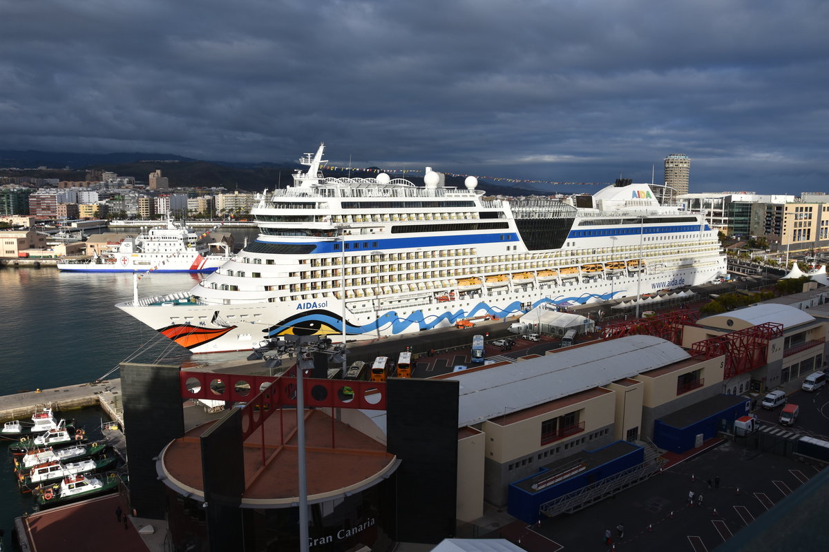 LAS PALMAS DE GRAN CANARIA (Provinz Las Palmas), 03.04.2016, Kreuzfahrtschiff AIDAsol im Hafen -- Baujahr: 2011 / Flagge: Italien / IMO/MMSI: 9490040/247302900