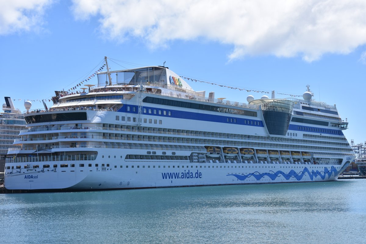 LAS PALMAS DE GRAN CANARIA (Provinz Las Palmas), 03.04.2016, Kreuzfahrtschiff AIDAsol im Hafen -- Baujahr: 2011 / Flagge: Italien / IMO/MMSI: 9490040/247302900