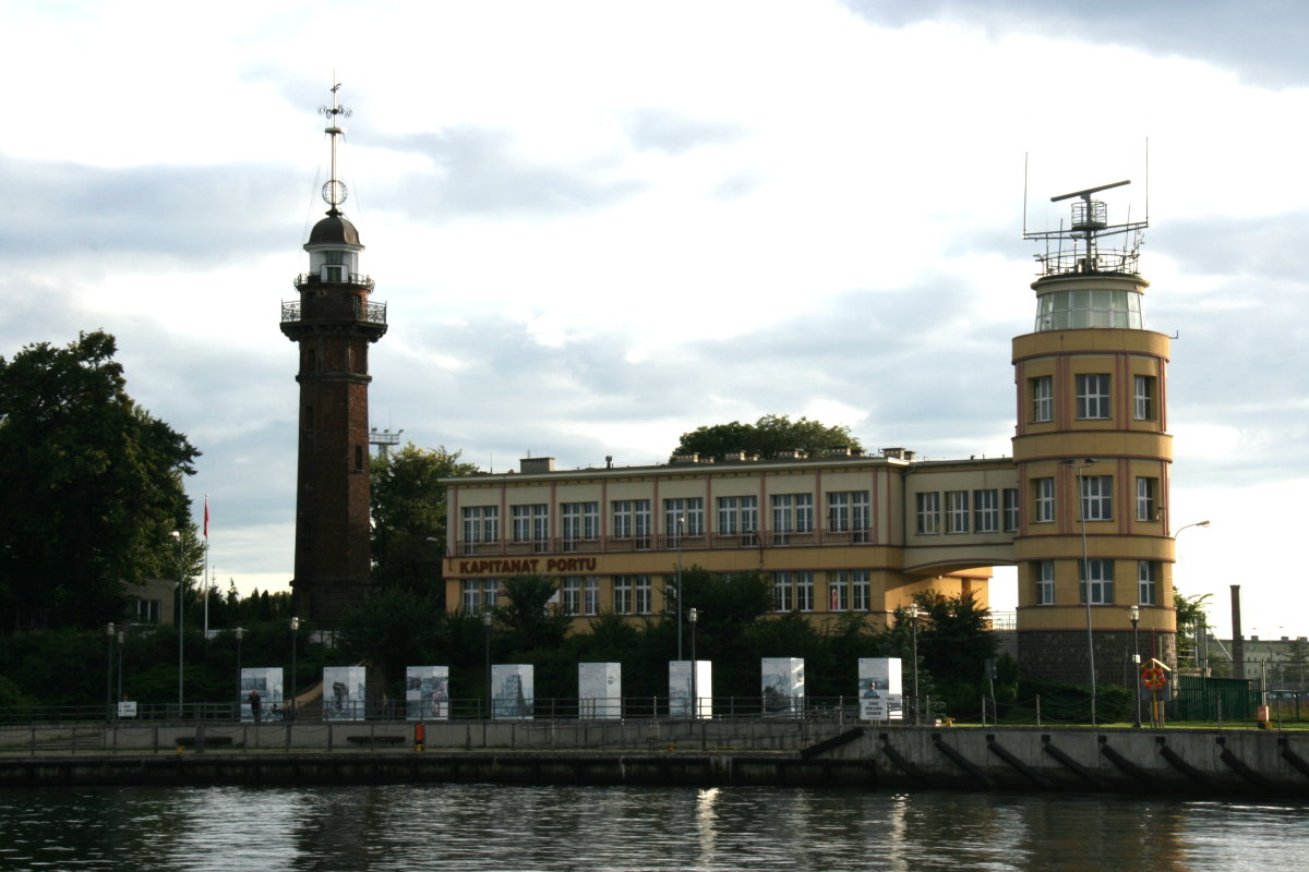 Latarnia Morska Gdańsk Nowy Port. Der Leuchturm vom Hafen Danzig bildet mit dem daneben liegenden Hafenamt ein schönes Ensemble. Die Anlage liegt an der Hafeinfahrt, gegenüber der Westerplatte. Der achteckige aus Verblendziegeln errichtete Leuchtturm wurde 1894 in Betrieb genommen. Gdansk, 12.09.2017 