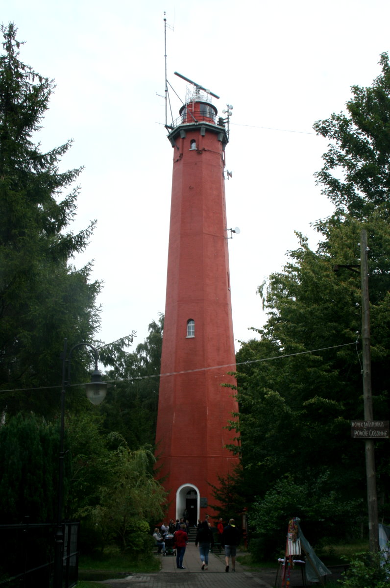 Latarnia Morska Hel. Nachdem das alte Leuchtfeuer von Hel, dass das geographische Ende der Putziger Nehrung anzeigte, den Kriegswirren von 1939 zum Opfer fiel, wurde 1942 der neue Turm mit eine Höhe von 41,5 m errichtet. Da fast alle Leuchttürme der pommerischen Leuchtkette zur Besichtigung freigegeben sind, kann man auch den Leuchtturm von Hel gegen ein kleines Eintrittsgeld von 6 Zloty besichtigen. Daher gibt es hier ein grossen  Leuchtturmtourismus . Neben Polen und Deutschen kam meine Frau und ich grad hier mir Spaniern und Engländern in ein fachsimpelndes Gespräch. Der Ausblick von oben ist traumhaft. Hel, 08.09.2017