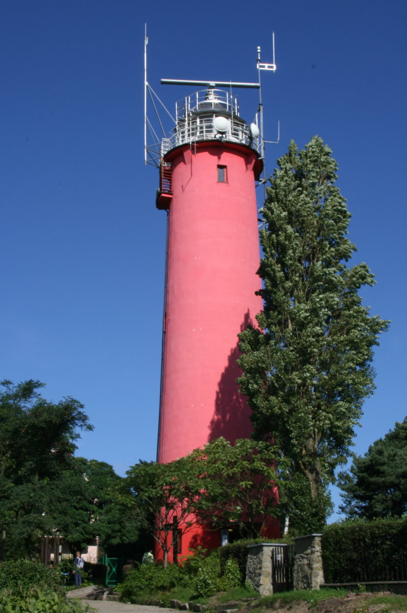 Latarnia Morska Krynica. 1885 wurde ein Leuchtturm auf der höchsten Erhebung der Frischen Nehrung, unweit der Ortschaft Kahlenberg, errichtet. Dieser Turm wurde am Ende des 2. Weltkriegs gesprengt. Nach dem Krieg beauftragte das Danziger Seeamt den Bau eines neuen Leuchtturm an der nautisch wichtigen Stelle. 1951 wurde der 24 m hohe Betonturm eingeweiht.
Auch er ist zu besichtigen. Von oben hat man einen einmaligen Blick über die Frische Nehrun, die Ostseeküste bis Königsberg und das Frische Haff. Zudem kann man die optische Einrichtung anschauen. Krynica, 13.09.2107