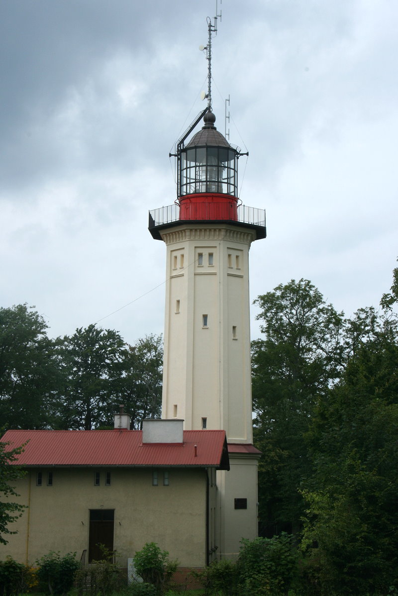 Latarnia Morska Rozewie II. 1874 gestaltete man die Leuchtfeuereinrichtung von Rixhöft zur Zwillingsanlage um. Dazu wurde der zweite Leuchtturm 190 m neben den ersten Leuchtturm erbaut. Er hat eine Höhe von 28,8 m. Beide Türme wurden mit der gleichen Lichtanlage und einer identischen Kennung ausgesattat. Der Grund dafür war eine bessere Erkennung des Kap Rozewie in der 1874 vollendeten Leuchtfeuerkette an der pommerischen Küste. Mit dem Umbau des Leuchturms Rixhöft I wurder der jüngere Leuchtturm ausser Betrieb genommen. Rozewie, 08.09.2017