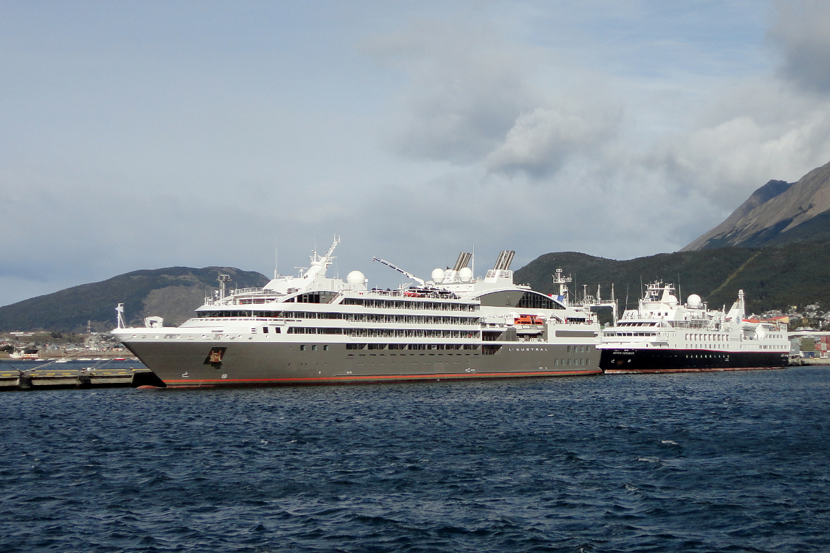  L'Austral  im Hafen von Ushuaia, Argentinien, 09.02.2012