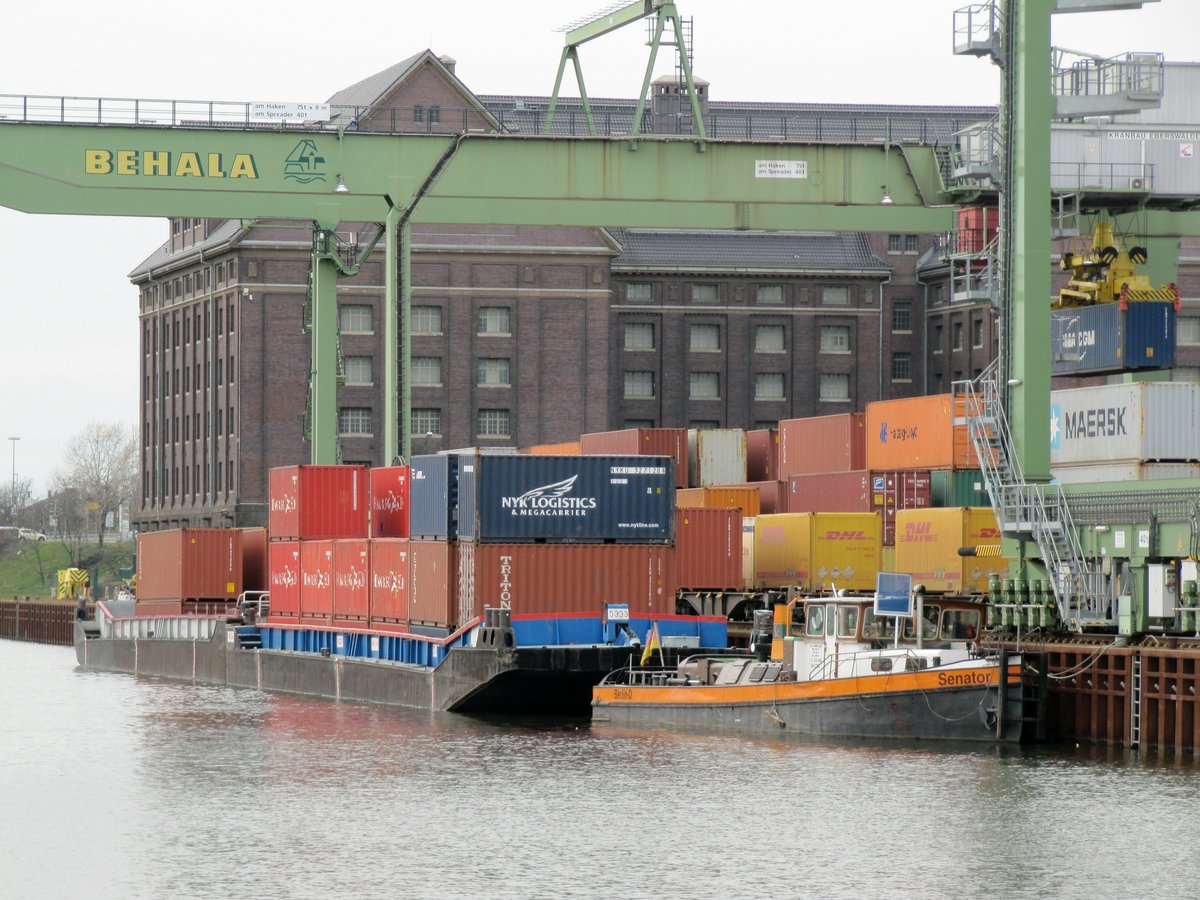 Leichter als  Ablagefläche  am Container-Terminal im Berliner Westhafen am 31.03.2016. Davor liegt das SB Senator.