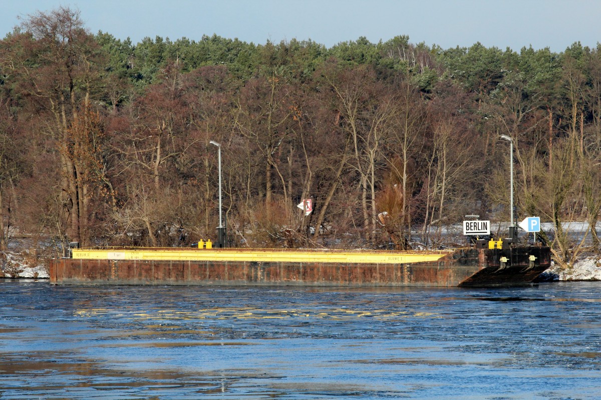 Leichter Kluwe I (05609220 , 42 x 8,20m) liegt an der Koppelstelle Berlin-Schmöckwitz. 19.01.2016.