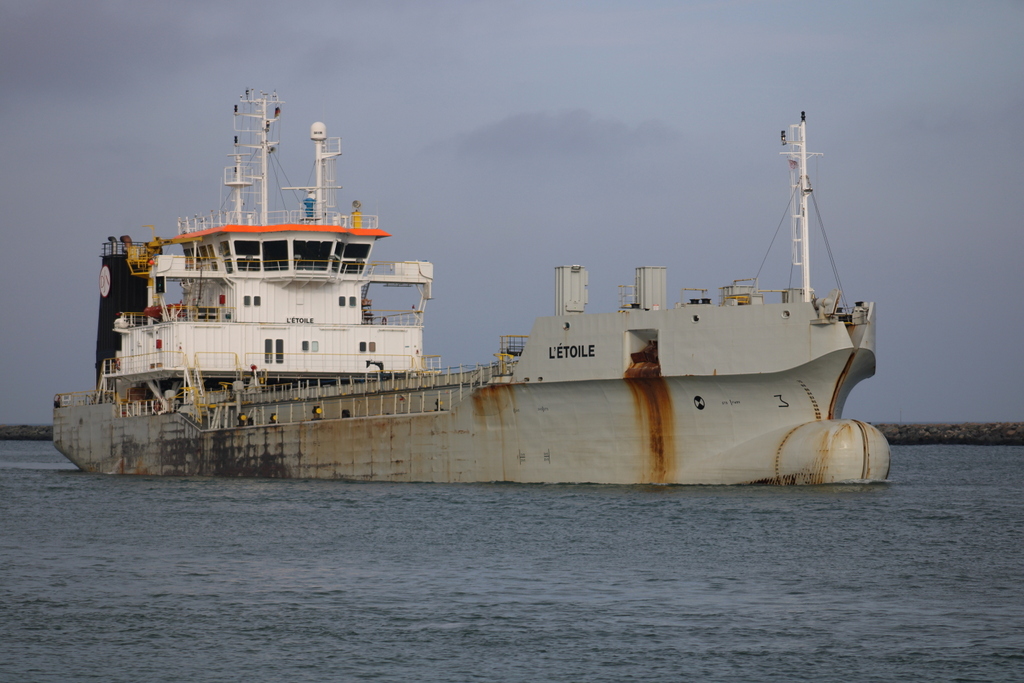 L'ETOILE beim Einlaufen am 10.02.2023 in Warnemünde